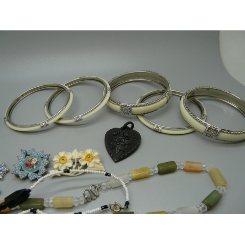 984 - A bag of costume jewellery including silver pendants and a jade and onyx necklace