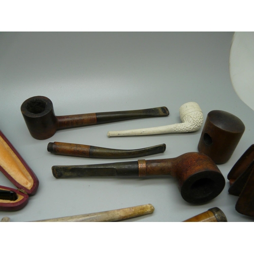 992 - A collection of pipes, a Bakelite cased razor and a Bakelite cased cigarette holder