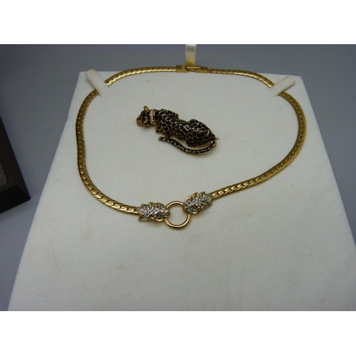 996 - A leopard necklace, earrings and brooch