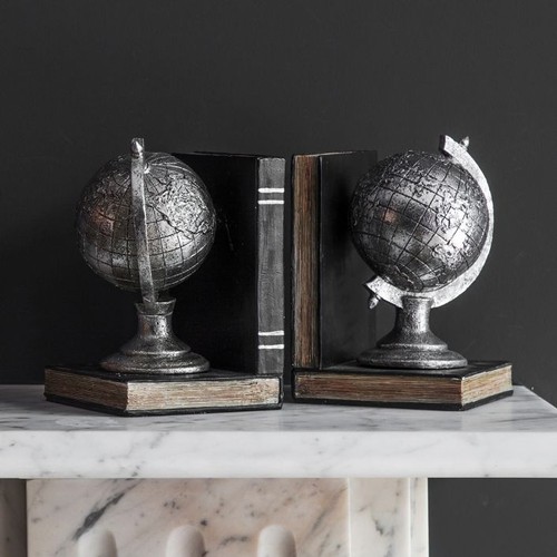 1339 - A pair of Atlas globe bookends, H 18cms (505599922236519)   #