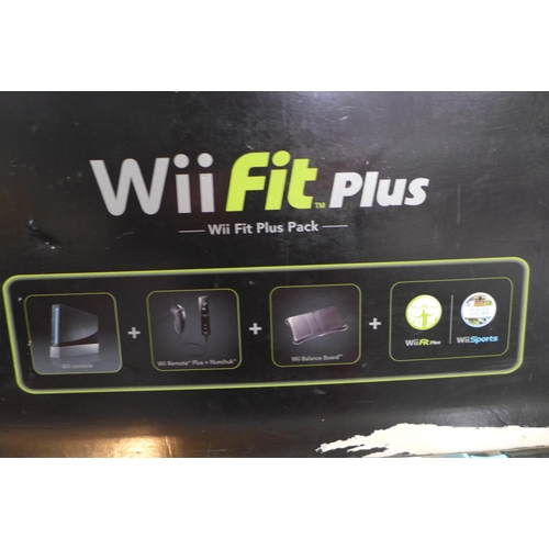 3167h - A Wii Fit Plus with balance board and 2 more games