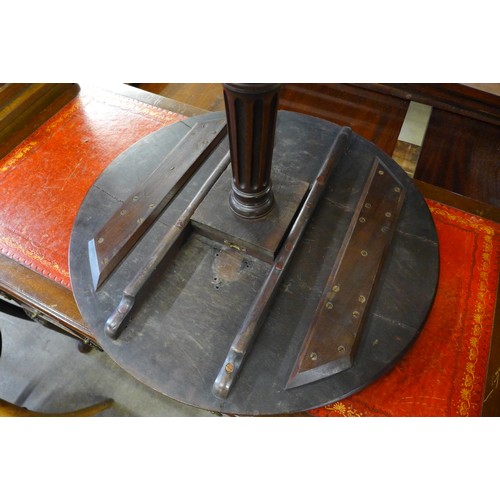 171 - A George III Chippendale style mahogany circular tilt-top tripod table