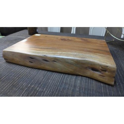 1383 - A small hardwood chopping board