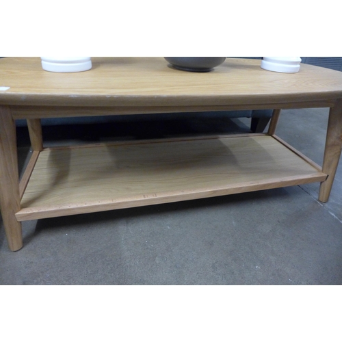 1435 - An oak coffee table