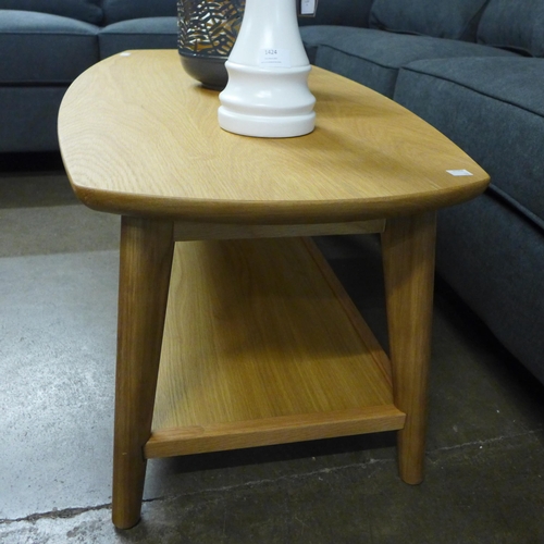 1435 - An oak coffee table