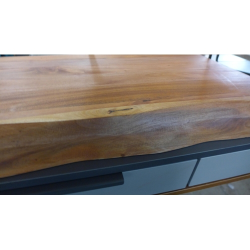 1466 - A large hardwood chopping board