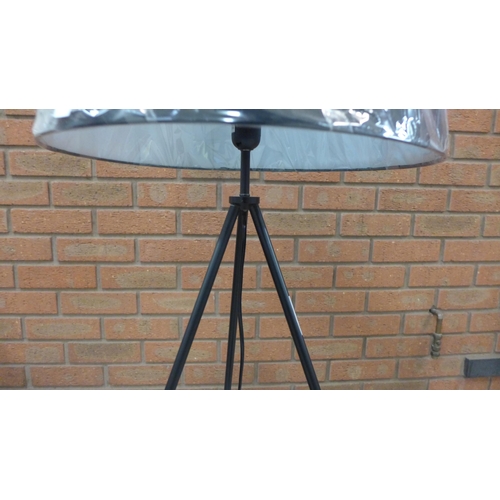 1558 - A black tripod lamp