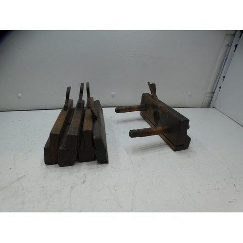 2040 - 5 Vintage moulding planes