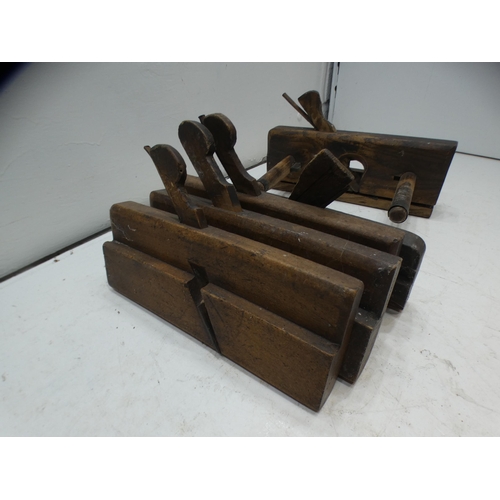 2040 - 5 Vintage moulding planes