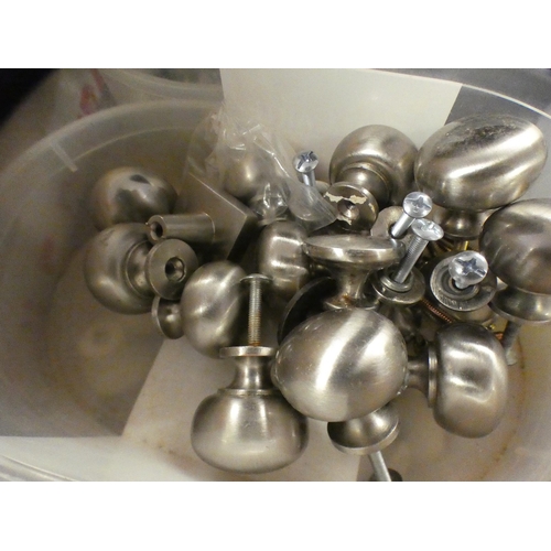 2162 - Approx. 50 cabinet knobs with kitchen scales