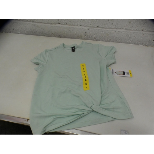 2219 - Approx. 22 mint summer Skechers T-shirts