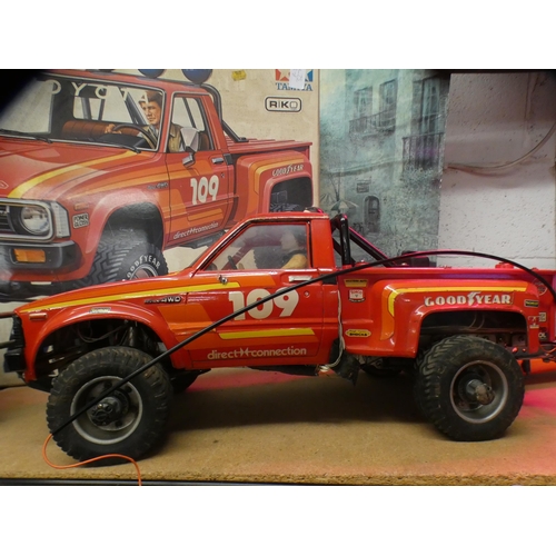 2279 - Tamiya Toyota 4x4 1/10 radio controlled off-road pick-up truck, built with original box (in wood che... 