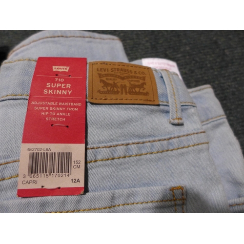 3183 - 3 Pairs of Levi's including: Women's shorts, Men's and Girl's jeans * this lot is subject to VAT