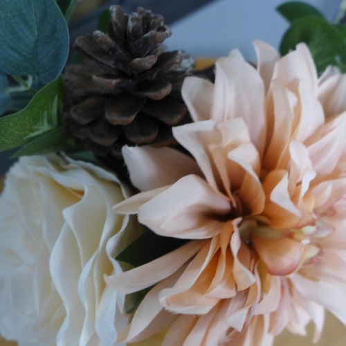 1571 - A mixed rose and pine cone arrangement in a gold coloured glass pot (55254206)   #