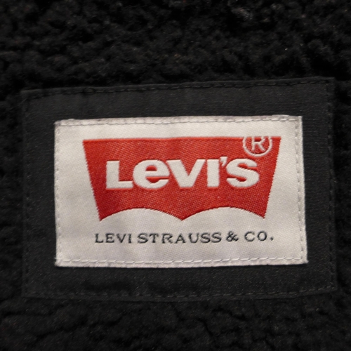 3283 - Men's Levi's black hooded jacket size XL * this lot is subject to VAT