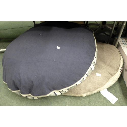 3337 - Two Kirkland Signature Round Pet Beds (247-291,290)  * This lot is subject to vat