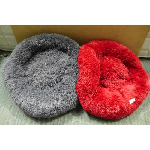 3395 - Two Fluffy pet beds, 1 grey/1 red