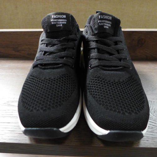 3406 - Pair of men's black trainers, Euro size: 40/UK 7