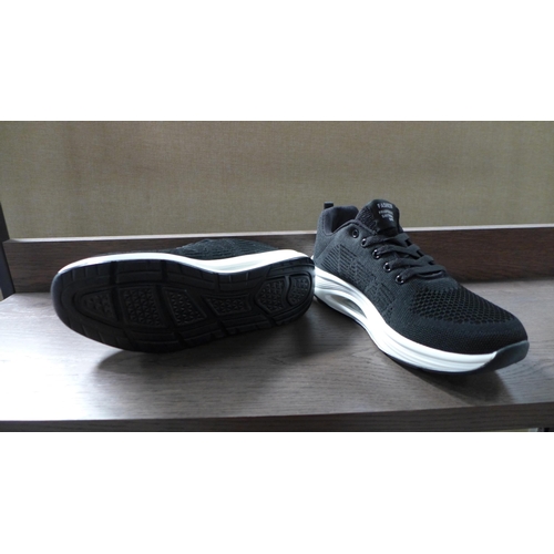 3406 - Pair of men's black trainers, Euro size: 40/UK 7