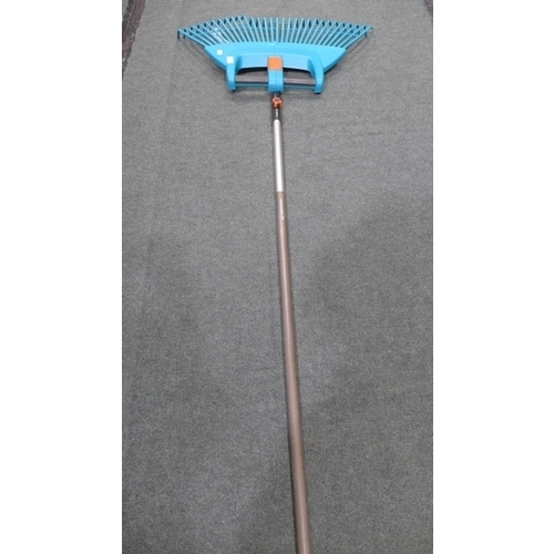 3324 - Gardena XL Plastic Fan Rake (247-278)  * This lot is subject to vat