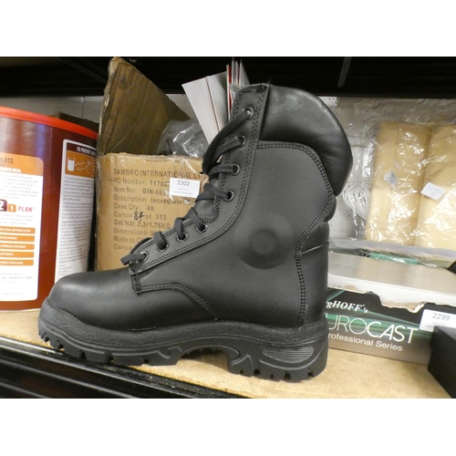 2330 - Pr. of size 4 military/Police grade leather safety boots, boxed & unused