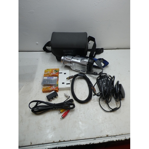 2333 - Sony DCR-TRV 60E handy cam video camera with camera starter kit - boxed - W