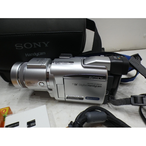 2333 - Sony DCR-TRV 60E handy cam video camera with camera starter kit - boxed - W