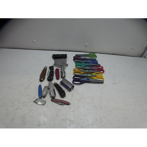 2343 - Collection of penknives and scissors