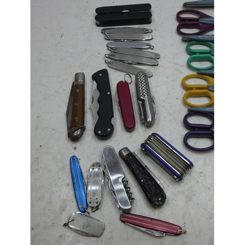 2343 - Collection of penknives and scissors