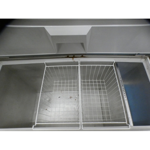 2385 - Lockable double chest freezer