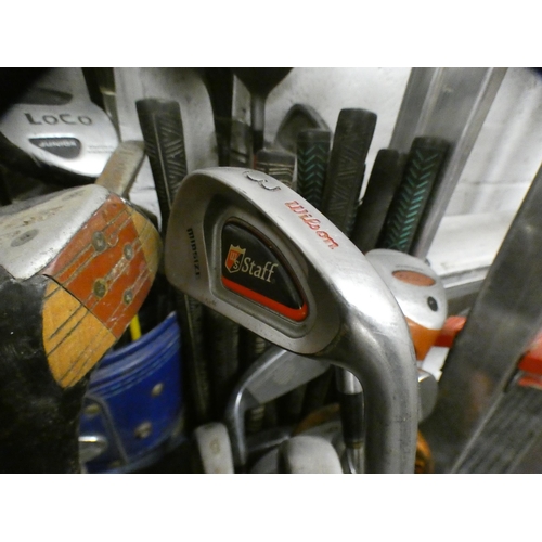 2489 - Approx. 35 golf clubs and cases, scarce/vintage