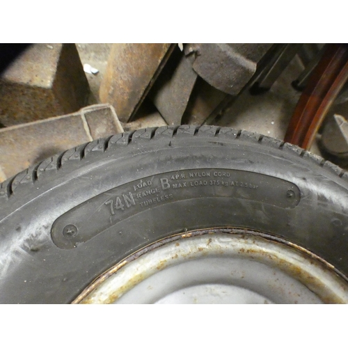 2492 - Pr. trailer wheels