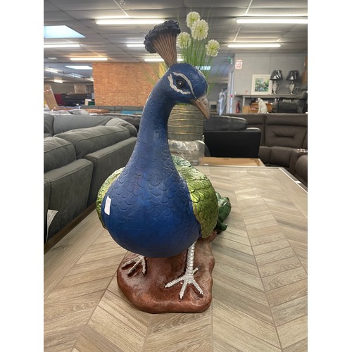 1527a - A design Toscano Regal Peacock garden statue, 86.5cm