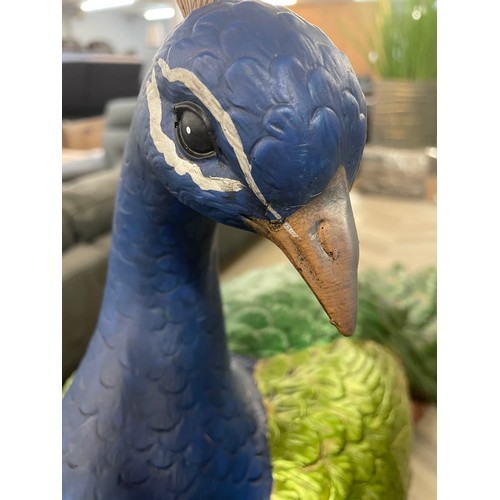 1527a - A design Toscano Regal Peacock garden statue, 86.5cm