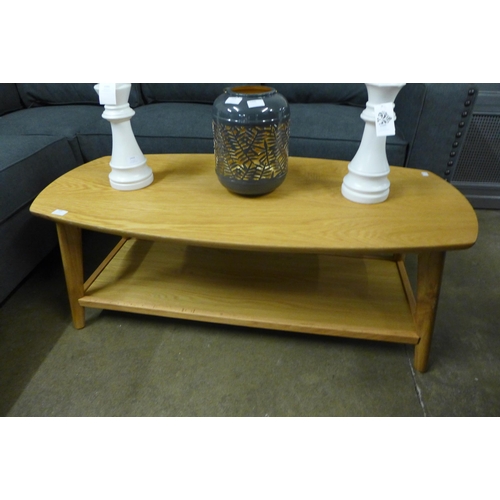 1391 - An oak coffee table