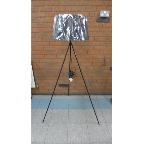 1459 - A black tripod lamp