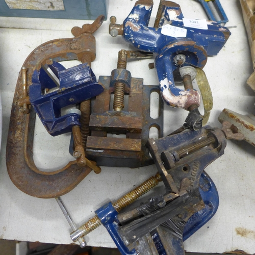 2041 - 4 G-Clamps, an engineer's vice plus two bench vices and welders clamp