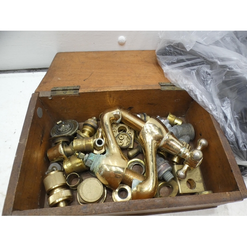 2190 - Job lot of castors and pine knobs, brassware, etc.