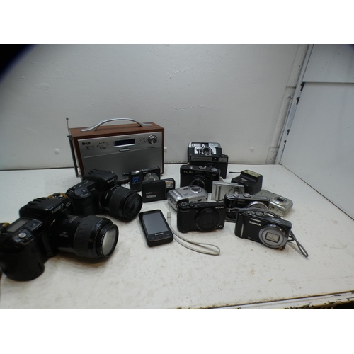 2242 - Approx. 10 mixed vintage and digital cameras and a DAB radio