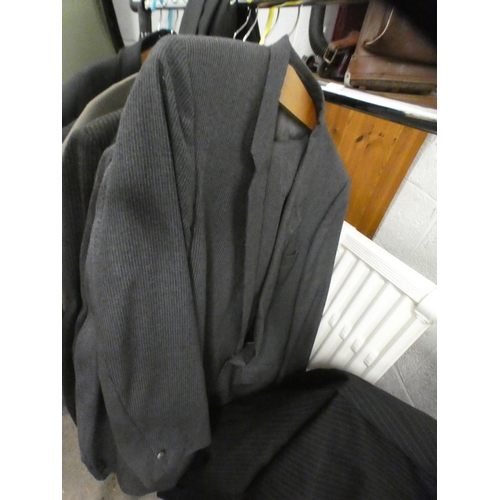 2311 - 12 Gent's suits (rail not included)