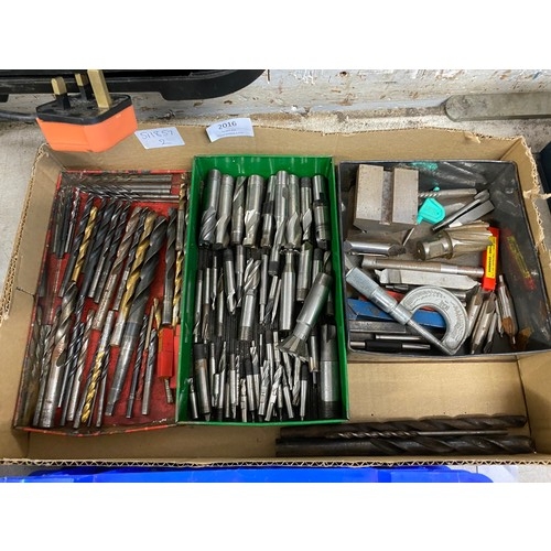 2016 - Machine shop tooling job lot: twist drill bits, V-block, micrometer, totalling 100+ items