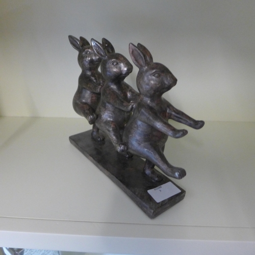 1433 - A hokey cokey rabbit sculpture, H 18cms (2949113)   #