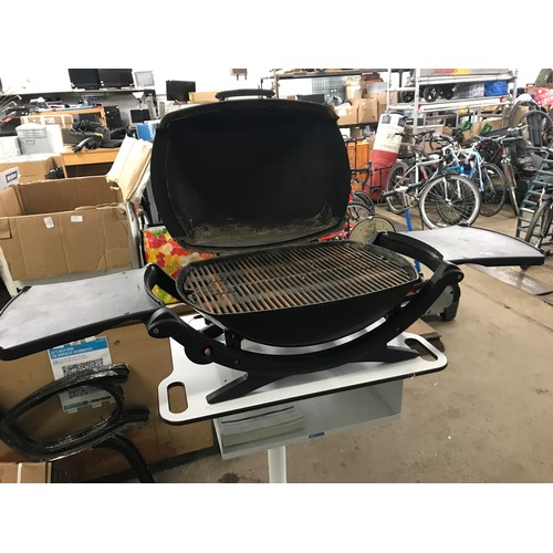 2170 - Weber Q2000 outdoor barbecue grill & stand with regulator & gas bottle - W, igniter needs attention ... 