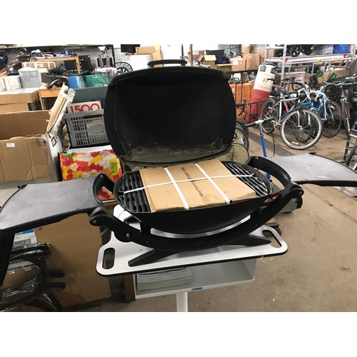 2170 - Weber Q2000 outdoor barbecue grill & stand with regulator & gas bottle - W, igniter needs attention ... 