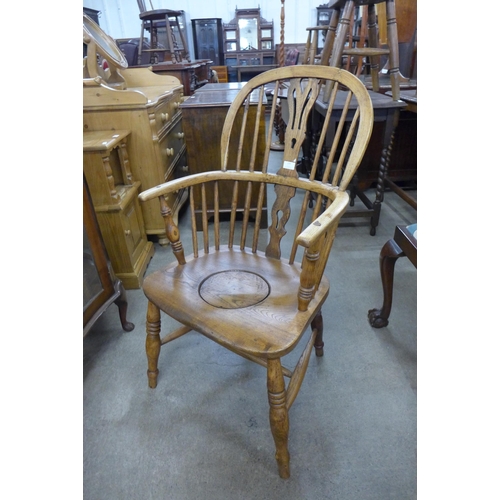 160 - A 19th Century elm Windsor commode chair