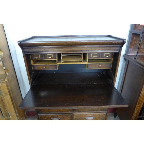 125 - A late 19th/early 20th Century Globe Wernicke style oak three tier sectional stacking cabinet