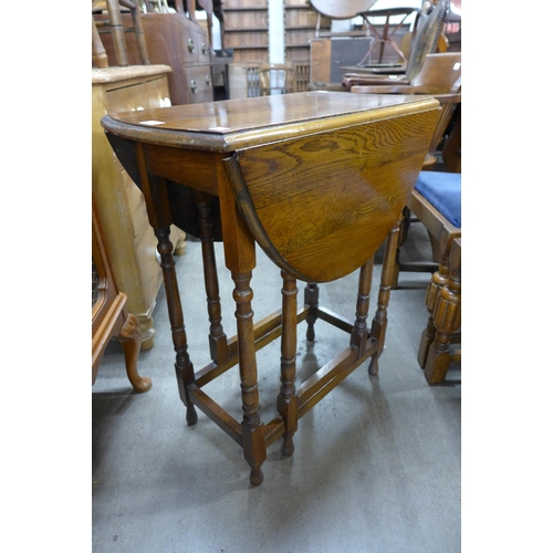 143 - A small oak gateleg table