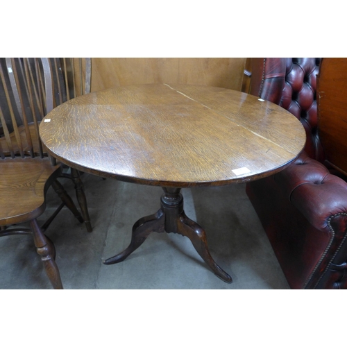 166 - A George III oak circular tea table