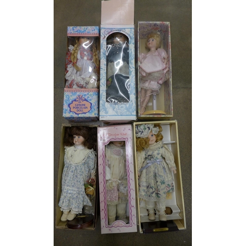 1175 - A collection of modern dolls, boxed**PLEASE NOTE THIS LOT IS NOT ELIGIBLE FOR POSTING AND PACKING**