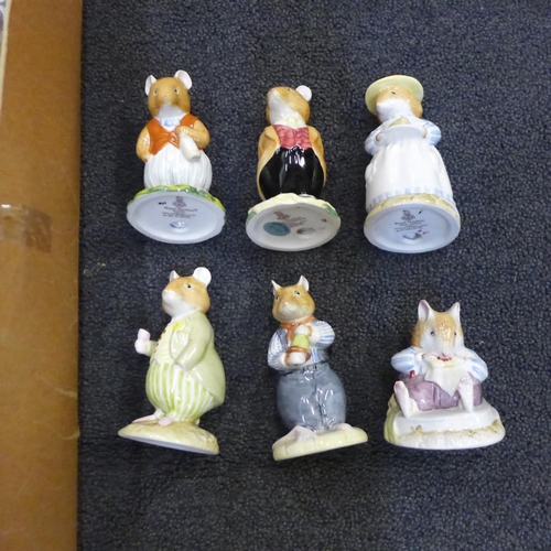 672 - A collection of twenty-five Royal Doulton Brambly Hedge figures with money bank tree stump and an Au... 